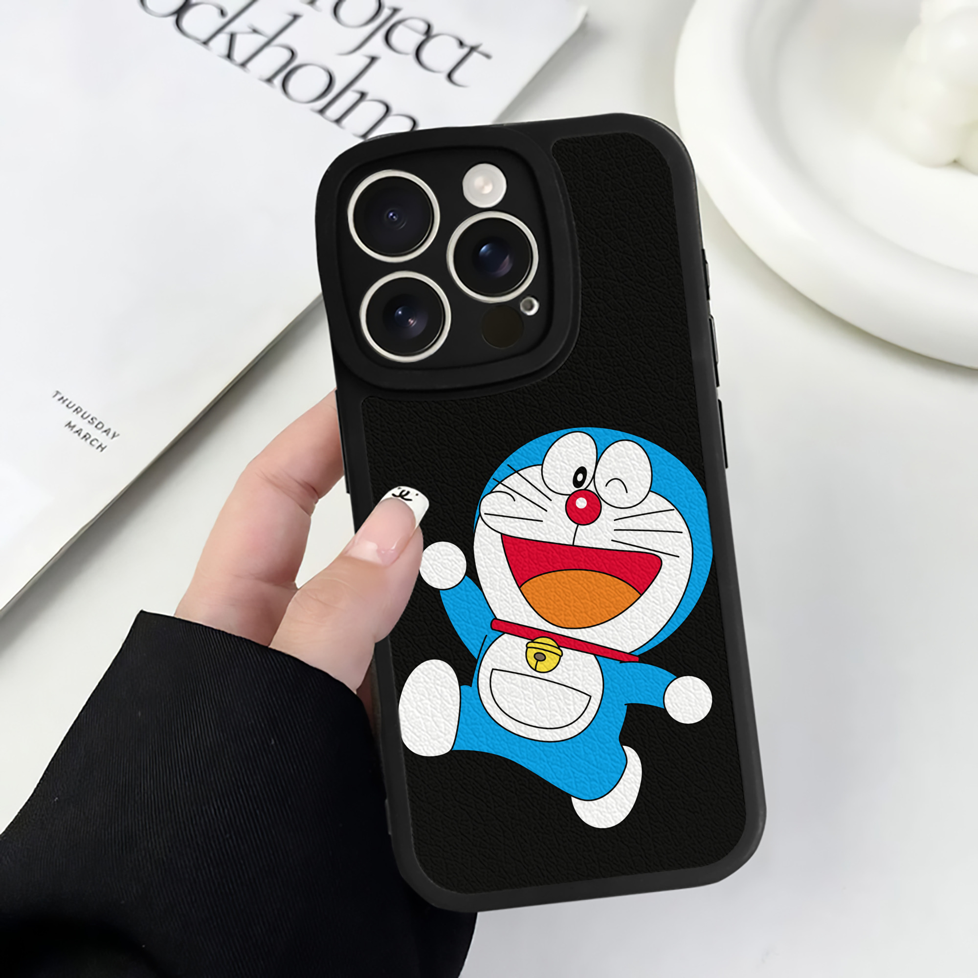 （画像用） ドラえもん Doraemon 【iPhone 16シリーズ対応】シリコンスマホケース（レザー調） 材質：シリコン
